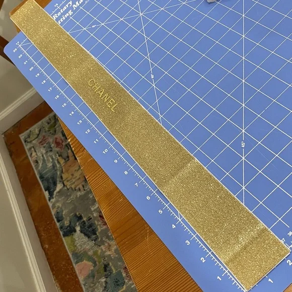 🦁 Chanel Gift Bag with elastic ribbon and two sheets of Chanel tissue - Picture 9 of 12